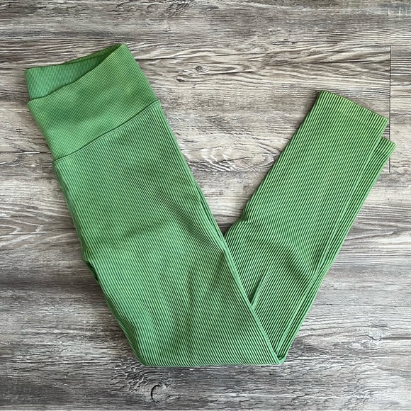 Aerie Offline Hi-Rise 7/8 Green Leggings - Picture 5 of 5